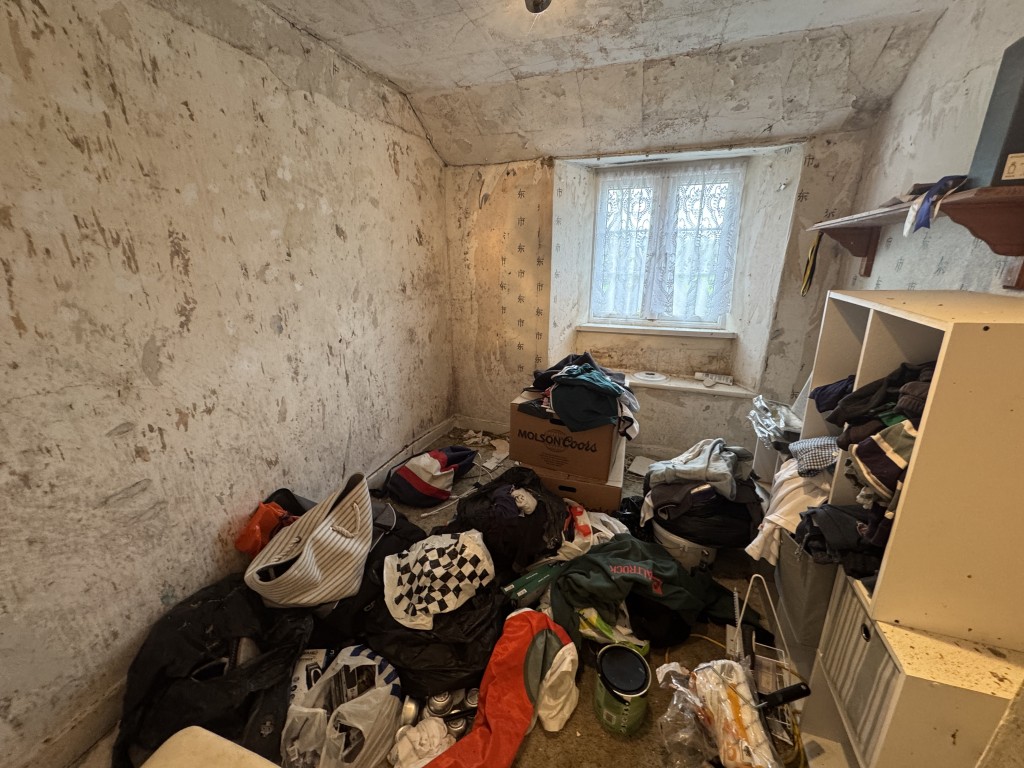 Lot: 112 - DETACHED COTTAGE FOR IMPROVEMENT - Bedroom two